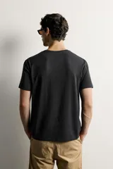 Remera regular fit de color verde oscuro, con cuello redondo y mangas cortas, de diseño liso y clásico.