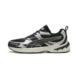 Championes Puma modelo Milenio Tech 2000 Reflect-X, de diseño deportivo con capellada de malla negra y superposiciones metalizadas en color plata. Cuenta con entresuela amortiguada en tono blanco roto.