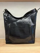 Bolso shopper de cuero vacuno negro con diseño hobo de gran capacidad. Presenta un panel frontal con relieve efecto croco brillante, bolsillos verticales con cierre en el frente y una correa ancha ajustable para llevar al hombro o cruzado.