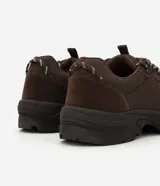 Championes de trekking masculinos de color marrón, con diseño robusto, capellada sintética y textil, cierre con cordones bicolores y suela tractorada de goma.
