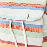 Mochila pequeña de estilo casual con diseño de rayas horizontales multicolores. Cuenta con cierre de solapa con cordón ajustable, asa superior y correas de hombro. Incluye etiqueta de la marca Rip Curl en la solapa.