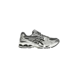Championes de running Asics modelo Gel-Kayano 14, color plateado y gris oscuro con detalles en verde.