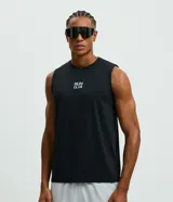 Musculosa deportiva Get Over de poliamida con elastano, de color negro y corte sin mangas. Presenta cuello redondo y estampa lettering frontal con el texto "RUN CLUB".