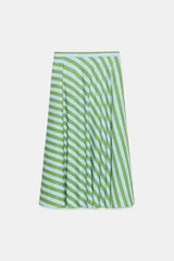 Falda midi de tiro medio con rayas diagonales en tonos verde y celeste. Presenta un diseño acampanado y cierre lateral con cremallera oculta.