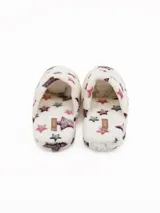 Pantuflas de peluche color crema con estampado de estrellas en tonos bordó y gris oscuro.