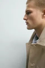 Sobrecamisa relaxed fit color beige confeccionada en tejido de algodón con estructura canvas, cuello solapa, manga larga con trabilla en los puños, bolsillos frontales de plastrón y cierre de botonadura.