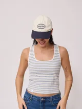 Musculosa blanca a rayas horizontales azules, de corte ajustado y breteles anchos.