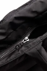 Bolso tipo shopper acolchado color negro, con diseño de cuadrícula. Posee dos asas de hombro y un parche ovalado con un logo estilizado en el frente.