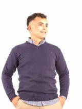 Sweater rojo de hilo de algodón con escote en V y manga larga.