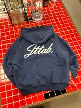 Hoodie azul marino de corte holgado con capucha amplia y estampado en la espalda con la palabra 'Ittab' en tipografía cursiva blanca.