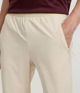 Pantalón deportivo masculino de microfibra color negro, corte recto, con cintura elástica y bolsillos con cremallera. Confeccionado en poliéster y elastano.