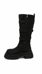 Botas biker de caña alta color negro, con suela chunky y cuatro hebillas metálicas plateadas XL a lo largo de la caña. Cuentan con cierre lateral interno.