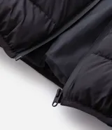 Campera acolchada tipo puffer, color marrón topo, con cuello alto y cierre frontal de cremallera. Presenta costuras horizontales que crean un efecto acolchado.