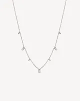 Gargantilla plateada con cadena de eslabones y dijes rectangulares colgantes.