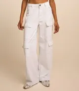 Pantalón wide leg de sarga color marrón chocolate, tiro alto, con bolsillos laterales tipo cargo y etiqueta con lettering en la cintura.