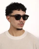 Lentes de sol marrones con forma geométrica y protección UV400.