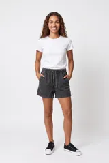 Short de denim color gris oscuro con efecto acid wash, cintura elástica con cordón ajustable y bolsillos laterales.
