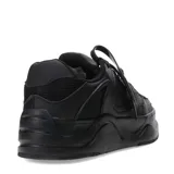 Championes urbanos blancos con suela chunky y detalles en negro.