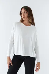 Remera celeste de algodón, de manga larga y cuello redondo.