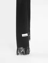 Pashmina de textura suave en color beige, con diseño liso y terminación de flecos en los extremos. Incluye etiqueta de marca cosida.