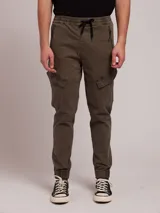 Pantalon cargo de sarga con cintura elástica y cordón de ajuste. Presenta bolsillos laterales tipo cargo con solapa y bolsillos frontales con cierre. Diseño con puños elásticos en los tobillos.