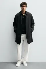 Zapatilla deportiva de cuero sintético color blanco, con suela de plataforma gruesa y detalle de gamuza gris en el talón.