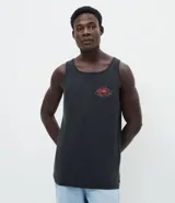 Musculosa de algodón con efecto marmorizado, cuello redondo y corte regular. Presenta una estampa pequeña en el pecho y una estampa grande en la espalda con diseño de sol y lettering.