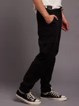 Pantalon tipo jogger cargo color tostado, con cintura elastizada y cordón de ajuste, bolsillos laterales tipo cargo y puños ajustables en los tobillos.