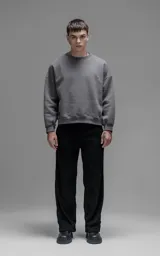 Pantalón de corte recto confeccionado en corderoy premium de textura suave. Presenta diseño clásico con cuatro bolsillos, presillas para cinturón y cierre frontal con botón.