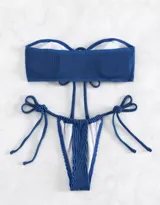 Conjunto de bikini azul acanalado, con corpiño strapless con lazo central y bombacha con tiras laterales ajustables.