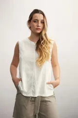 Blusa sin mangas color rosado con cuello redondo y corte holgado.