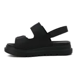 Sandalias negras con plataforma y dos tiras anchas con hebillas doradas.