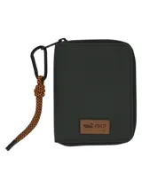 Billetera de poliéster reciclado resistente al agua en color verde oliva. Cuenta con cierre perimetral, tecnología de protección RFID y un mosquetón con cordón naranja y negro integrado. Incluye un parche de cuero sintético con el logo de la marca en el frente.