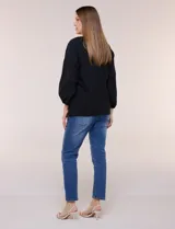 Blusa negra de silueta suelta con escote en V y elegante bordado frontal de arabescos en color blanco. Presenta mangas tres cuartos abullonadas con puños elastizados y diseño de inspiración boho.