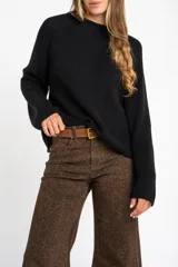 Sweater negro de punto con cuello redondo y mangas largas.