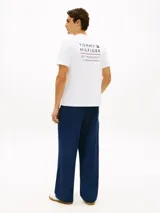 Remera Tommy Hilfiger de corte regular y color blanco, con cuello redondo, mangas cortas y logo bordado pequeño en el pecho.