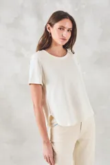 Remera azul de algodón peinado, corte recto, mangas cortas y detalle de vainillas laterales.