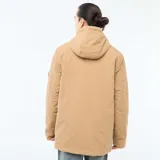 Parka ligera color beige con capucha ajustable, cierre frontal con cremallera y parche decorativo con texto en la manga.