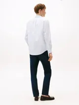 Camisa celeste de Tommy Hilfiger, de corte regular, confeccionada en popelín de algodón con Flex Technology y microestampado integral.