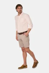 Bermuda clásica de color beige, confeccionada en una mezcla de algodón y spandex para mayor flexibilidad y comodidad.