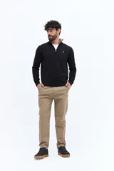 Pantalón chino clásico color beige, con textura, corte regular y pasacinto.