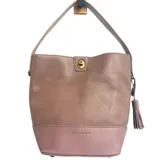Cartera tipo bucket marca David Jones, color rosado, con textura granulada en la parte superior y base lisa. Presenta un cierre frontal giratorio metálico en tono dorado, asa de hombro fija y detalle de borla lateral.