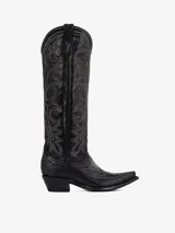 Bota texana de cuero color negro, caña alta, con punta cuadrada y tacón medio. Presenta bordados decorativos en hilo gris claro en la caña y el empeine.