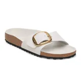 Sandalias de una sola tira con hebilla grande metálica dorada, plantilla anatómica de corcho y suela de goma antideslizante.