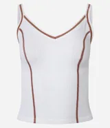 Camisete texturizada sin costuras, color blanco con pespuntes contrastantes color marrón, breteles medianos y sin copa.