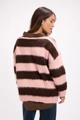 Sweater de punto suave con diseño de rayas horizontales anchas en color rosa y marrón, de corte holgado y manga larga.