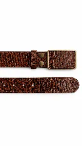 Cinto marrón de cuero con textura símil reptil, hebilla rectangular metálica en tono bronce y pasador revestido a juego.