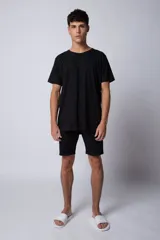 Remera de corte clásico y calce holgado, con cuello redondo y mangas cortas, confeccionada en tejido de algodón de color negro.