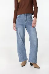 Jean de denim celeste con silueta amplia y tiro medio, de corte recto y holgado. Cuenta con bolsillos traseros clásicos y etiqueta de marca en la parte posterior de la cintura.