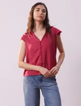 Camisa azul marino de satén, marca Alex & Lili. Cuello con solapa y escote en V. Apertura central con botones y sisas con volados.